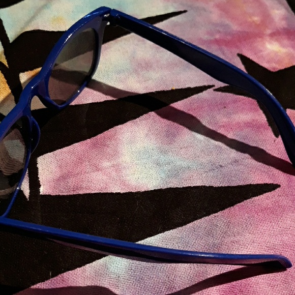 3 for $15☆ Blue Plastic Sunglasses - Picture 4 of 4